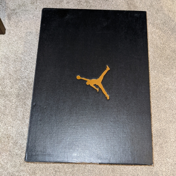 Jordan Max Aura- white, metallic gold and black men's size 9.5 - Picture 2 of 5